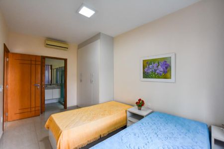 Casa à venda com 297m², 4 quartos e 2 vagasSuíte 1