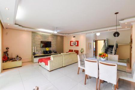 Casa à venda com 297m², 4 quartos e 2 vagasSala