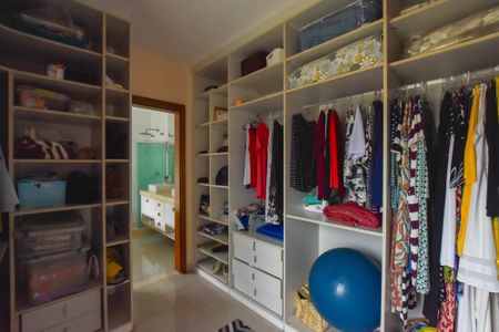 Casa à venda com 297m², 4 quartos e 2 vagasCloset Suíte 4