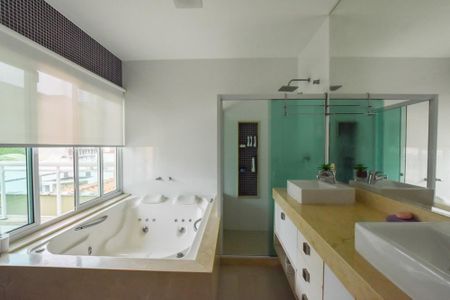 Casa à venda com 297m², 4 quartos e 2 vagasBanheiro da Suíte 4