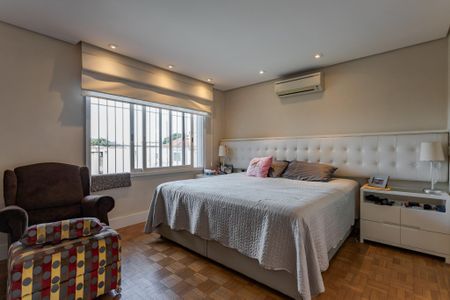 Casa à venda com 588m², 3 quartos e 3 vagas Casa à venda com 588m², 3 quartos e 3 vagasSuíte