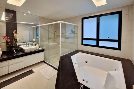 Apartamento à venda com 321m², 4 quartos e 3 vagas Apartamento à venda com 321m², 4 quartos e 3 vagasBanheiro da Suíte 4