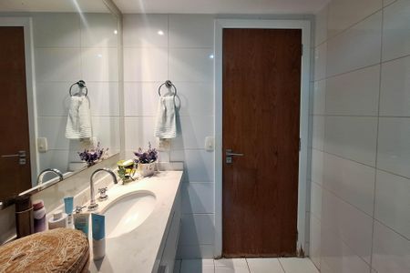 Apartamento à venda com 321m², 4 quartos e 3 vagas Apartamento à venda com 321m², 4 quartos e 3 vagasBanheiro da Suíte 3