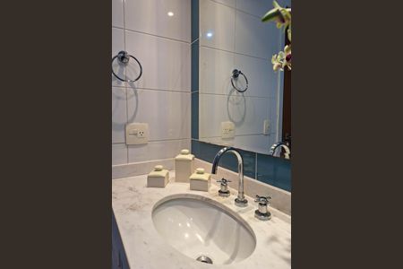 Apartamento à venda com 321m², 4 quartos e 3 vagas Apartamento à venda com 321m², 4 quartos e 3 vagasBanheiro da Suíte 2