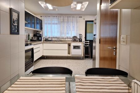 Apartamento à venda com 321m², 4 quartos e 3 vagas Apartamento à venda com 321m², 4 quartos e 3 vagasCozinha