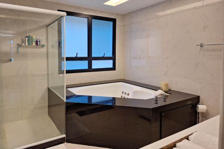 Apartamento à venda com 321m², 4 quartos e 3 vagas Apartamento à venda com 321m², 4 quartos e 3 vagasBanheiro da Suíte 4