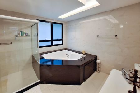 Apartamento à venda com 321m², 4 quartos e 3 vagas Apartamento à venda com 321m², 4 quartos e 3 vagasBanheiro da Suíte 4