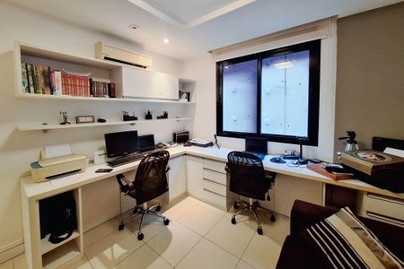 Apartamento à venda com 321m², 4 quartos e 3 vagas Apartamento à venda com 321m², 4 quartos e 3 vagasSuíte 3