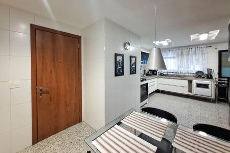 Apartamento à venda com 321m², 4 quartos e 3 vagas Apartamento à venda com 321m², 4 quartos e 3 vagasCozinha