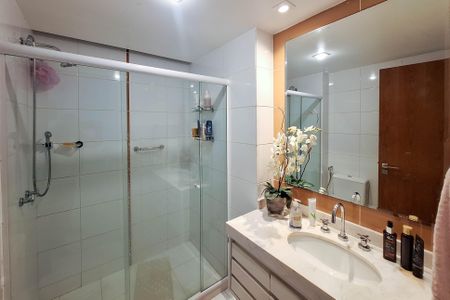 Apartamento à venda com 321m², 4 quartos e 3 vagas Apartamento à venda com 321m², 4 quartos e 3 vagasBanheiro da Suíte 1