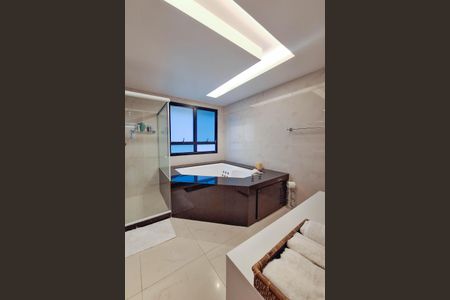 Apartamento à venda com 321m², 4 quartos e 3 vagas Apartamento à venda com 321m², 4 quartos e 3 vagasBanheiro da Suíte 4