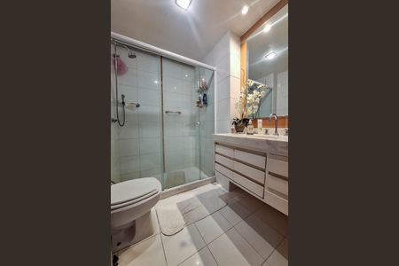 Apartamento à venda com 321m², 4 quartos e 3 vagas Apartamento à venda com 321m², 4 quartos e 3 vagasBanheiro da Suíte 1