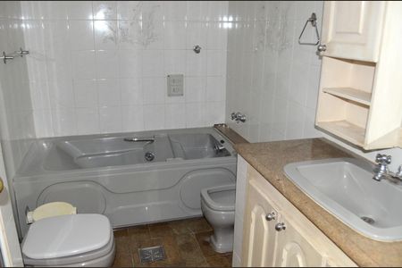 Casa à venda com 193m², 5 quartos e 4 vagasBanheiro Corredor