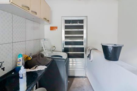 Casa à venda com 230m², 2 quartos e 4 vagas Casa à venda com 230m², 2 quartos e 4 vagasLavanderia