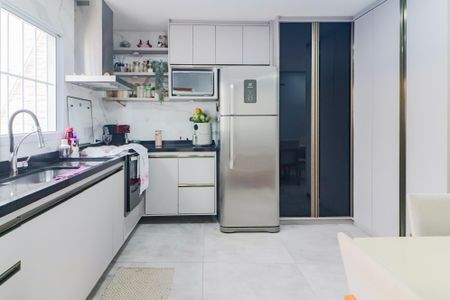 Casa à venda com 230m², 2 quartos e 4 vagas Casa à venda com 230m², 2 quartos e 4 vagasCozinha