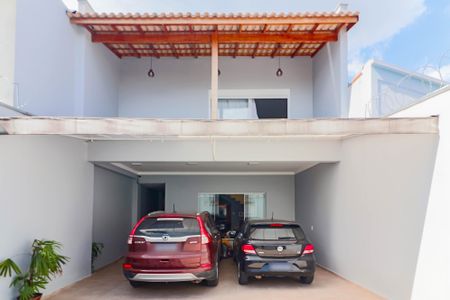 Casa à venda com 230m², 2 quartos e 4 vagas Casa à venda com 230m², 2 quartos e 4 vagasGaragem