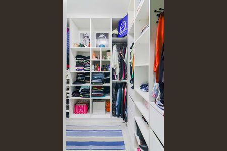 Casa à venda com 230m², 2 quartos e 4 vagas Casa à venda com 230m², 2 quartos e 4 vagasCloset Suíte