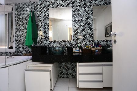 Casa à venda com 300m², 3 quartos e 3 vagasBanheiro da Suíte 2