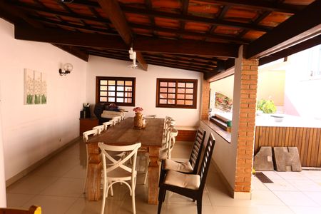 Casa à venda com 300m², 3 quartos e 3 vagasChurrasqueira