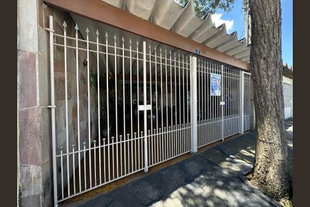Casa à venda com 170m², 2 quartos e 2 vagas Casa à venda com 170m², 2 quartos e 2 vagasFachada e placa
