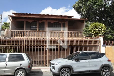 Casa à venda com 285m², 4 quartos e 3 vagasFachada