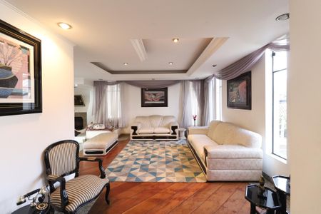 Casa à venda com 445m², 4 quartos e 6 vagasSala