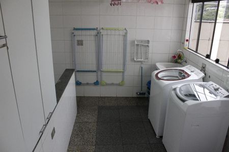 Casa à venda com 445m², 4 quartos e 6 vagas Casa à venda com 445m², 4 quartos e 6 vagasÁrea de serviço
