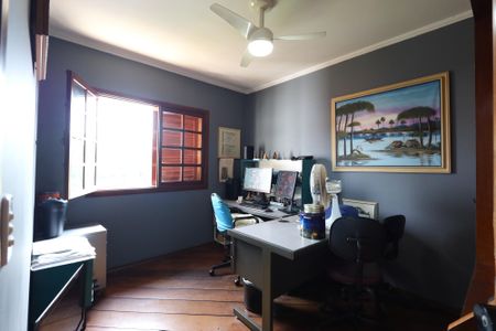 Casa à venda com 445m², 4 quartos e 6 vagas Casa à venda com 445m², 4 quartos e 6 vagasEscritório