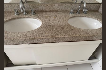 Apartamento à venda com 174m², 4 quartos e 2 vagas Apartamento à venda com 174m², 4 quartos e 2 vagasSuíte 1 - Banheiro