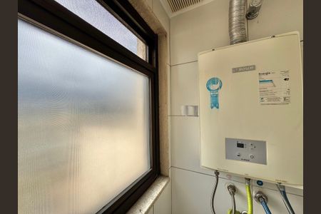 Apartamento à venda com 174m², 4 quartos e 2 vagas Apartamento à venda com 174m², 4 quartos e 2 vagasCozinha e Área de Serviço