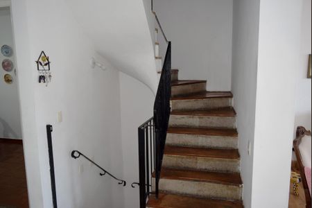 Casa à venda com 200m², 4 quartos e 2 vagasEscada