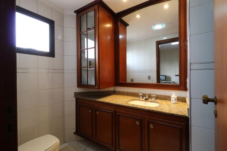 Apartamento à venda com 200m², 4 quartos e 3 vagasBanheiro da Suíte 1