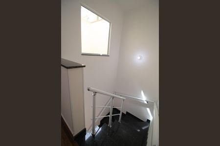 Casa à venda com 119m², 3 quartos e 2 vagas Casa à venda com 119m², 3 quartos e 2 vagasEscada