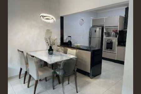 Casa à venda com 107m², 3 quartos e 1 vaga