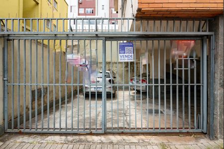 Apartamento à venda com 85m², 3 quartos e 1 vaga Apartamento à venda com 85m², 3 quartos e 1 vagaPlaca de vende instalada na fachada do prédio (GANU-61)