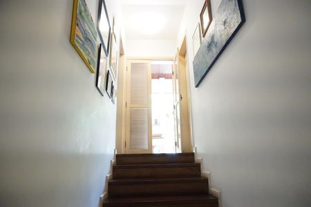 Casa à venda com 320m², 3 quartos e 2 vagasEscada