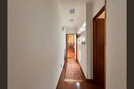 Casa à venda com 238m², 3 quartos e 3 vagasCorredor entre os quartos 