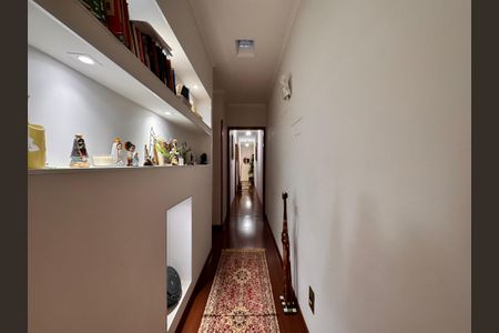 Casa à venda com 238m², 3 quartos e 3 vagasCorredor entre os quartos 