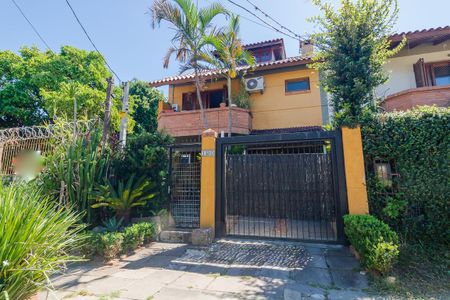 Casa à venda com 154m², 3 quartos e 2 vagas Casa à venda com 154m², 3 quartos e 2 vagasFachada