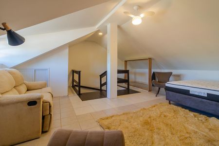 Casa à venda com 154m², 3 quartos e 2 vagas Casa à venda com 154m², 3 quartos e 2 vagasSotão