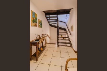 Casa à venda com 154m², 3 quartos e 2 vagas Casa à venda com 154m², 3 quartos e 2 vagasCorredor