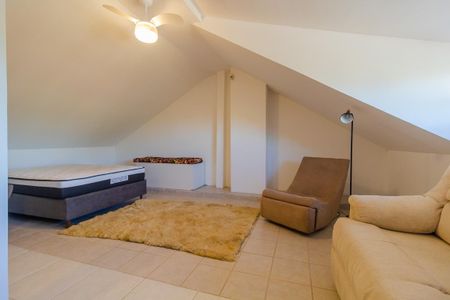 Casa à venda com 154m², 3 quartos e 2 vagas Casa à venda com 154m², 3 quartos e 2 vagasSotão