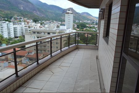 Apartamento para alugar com 130m², 3 quartos e 2 vagas Apartamento para alugar com 130m², 3 quartos e 2 vagasVaranda