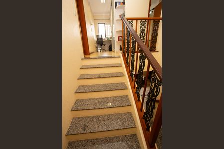 Casa à venda com 200m², 3 quartos e 2 vagas Casa à venda com 200m², 3 quartos e 2 vagasEscada