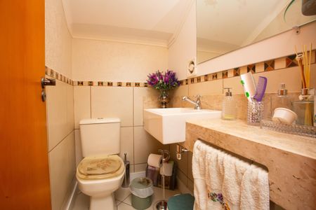Casa à venda com 200m², 3 quartos e 2 vagas Casa à venda com 200m², 3 quartos e 2 vagasLavabo