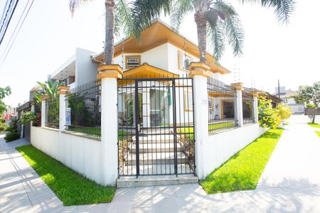 Casa à venda com 200m², 3 quartos e 2 vagas Casa à venda com 200m², 3 quartos e 2 vagasFachada da casa