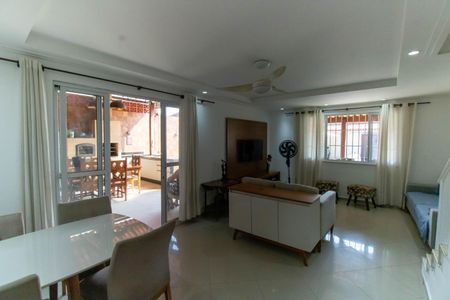 Casa à venda com 260m², 2 quartos e 2 vagas Casa à venda com 260m², 2 quartos e 2 vagasSala