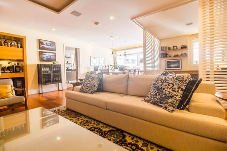 Apartamento à venda com 172m², 3 quartos e 3 vagas Apartamento à venda com 172m², 3 quartos e 3 vagasSala de TV