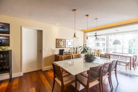 Apartamento à venda com 172m², 3 quartos e 3 vagas Apartamento à venda com 172m², 3 quartos e 3 vagasSala de Jantar
