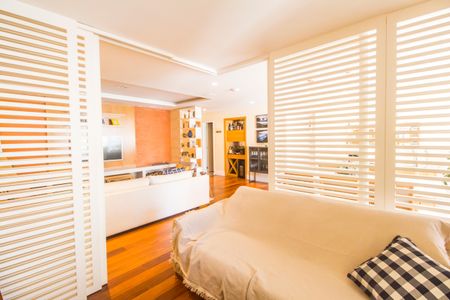 Apartamento à venda com 172m², 3 quartos e 3 vagas Apartamento à venda com 172m², 3 quartos e 3 vagasEscritório